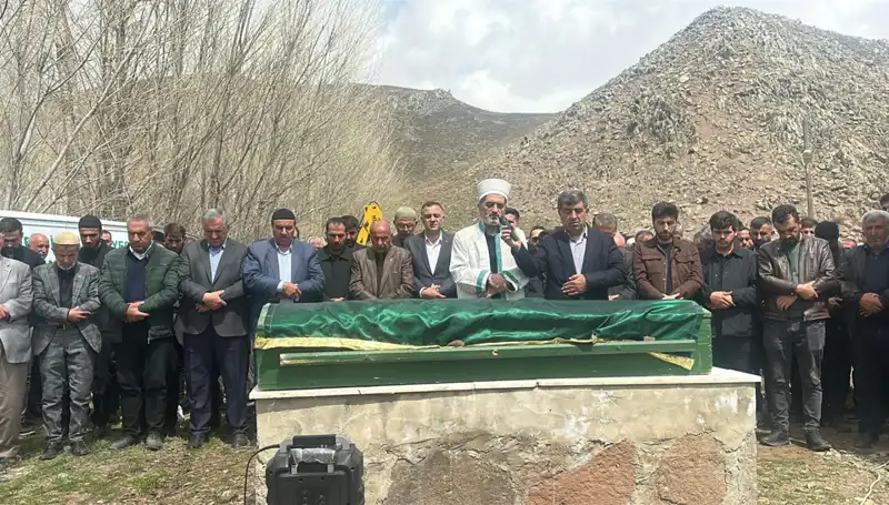 Baba ve Kızlarının Duygusal Veda Anı: Hatıralarla Dolu Bir Gün