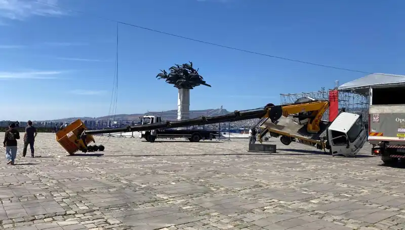 Sahne Kurulumu Sırasında Vinç Devrildi: Özellikle Dikkat Çeken Bir Yaralı Olayı