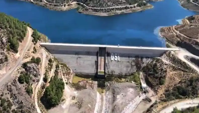 Çeşme'de Su Hasreti Sona Eriyor: Kesintiler Geride Kalıyor