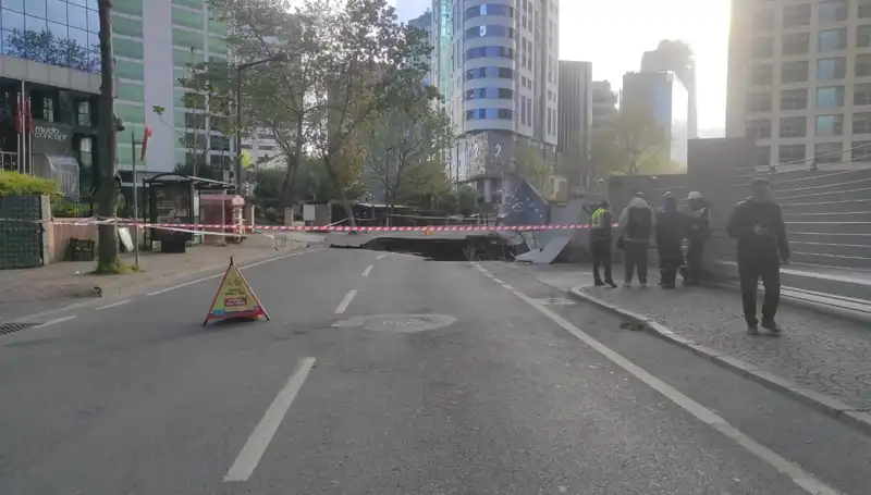 Sarıyer'de Trafiği Alt Üst Eden Yer Altı Çökmesi: Cadde Kapandı!