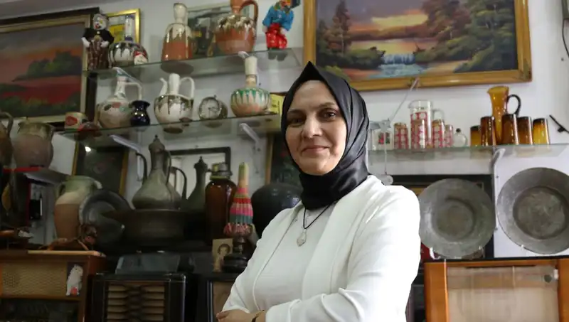Eşine Eski Eşyaları Topladığı İçin Kızdı, Şimdi Onlardan Para Kazanıyor!