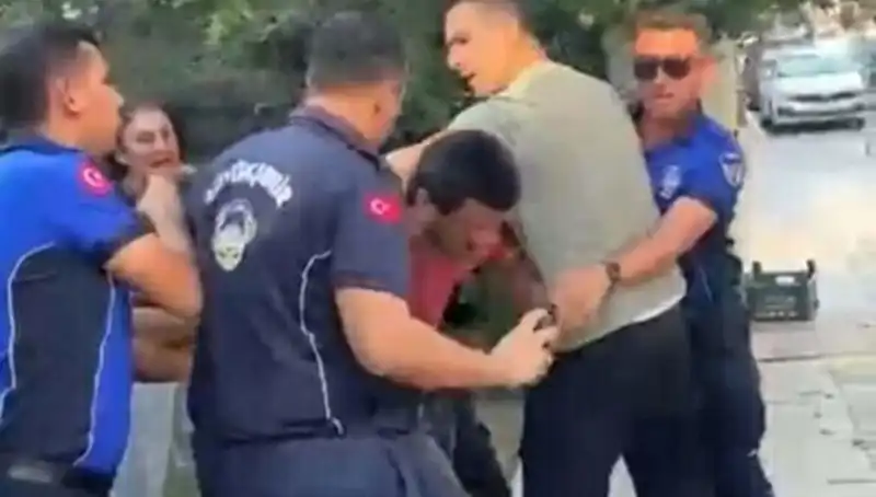 Zabıta ile Seyyar Satıcı Arasında Sokak Ortasında Yaşanan Gerilim