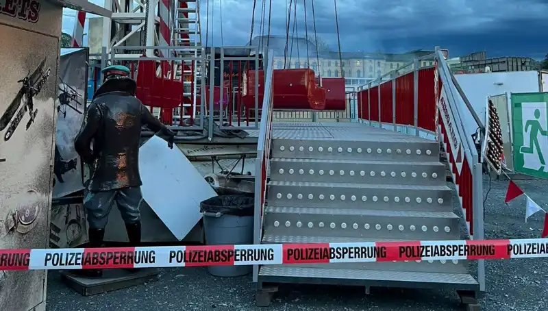 Dönen Salıncak Reklam Direklerine Çarptı: Facia Neredeyse Yaşanıyordu!