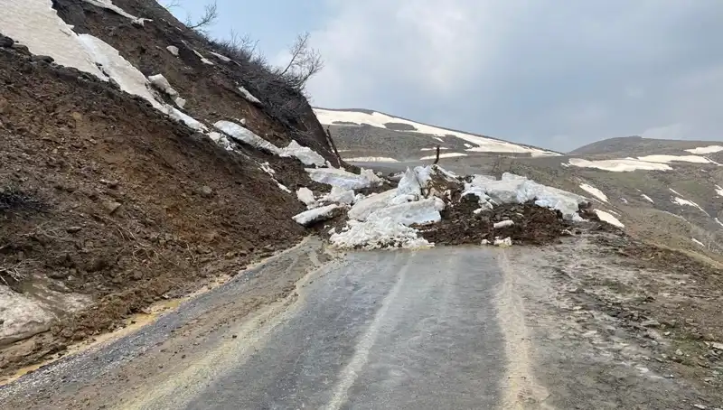 Muş'ta Heyelan Sonrası Kapanan Köy Yolu Nihayet Ulaşıma Açıldı