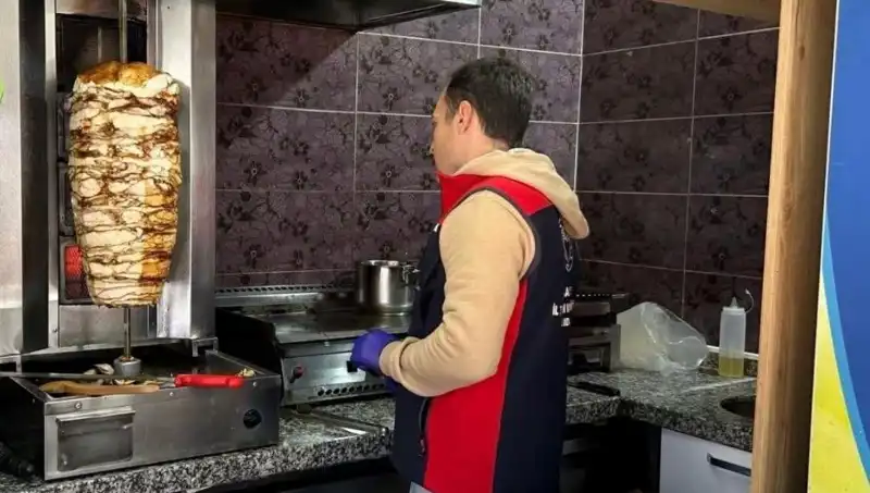 Tavuk Döner Neden Hedefte? İşletmelere Yönelik Baskınlar Hız Kesmeden Devam Ediyor!