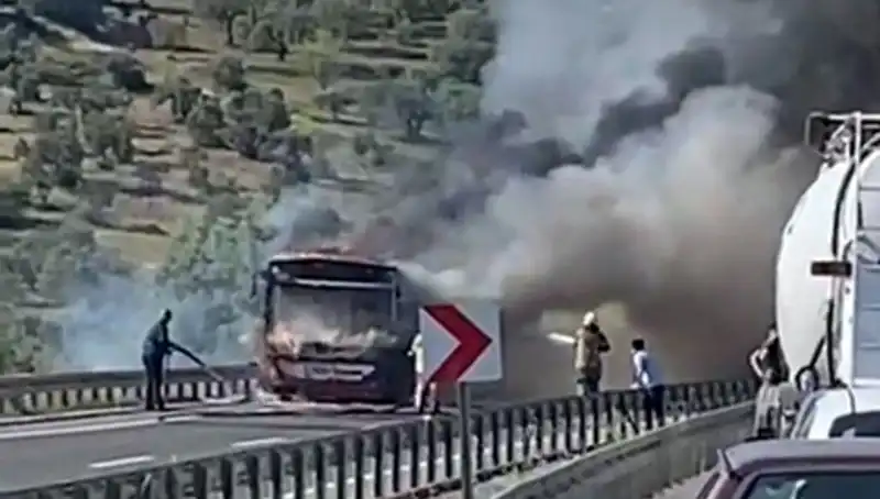 İzmir’de Belediye Otobüsünde Yangın: Yolcuların Kurtuluşu Dramla Dolu