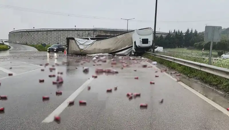 TIR Devrildi, Yolda İçkiler Saçıldı! İlgili Yetkililer Harekete Geçti