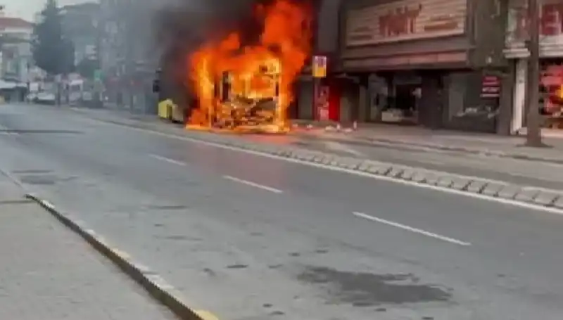Ümraniye'de Korku Dolu Anlar: Birden Alev Alan Araç Kaza Yaptı!