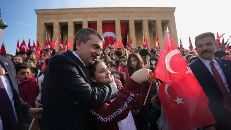 Bakan Tekin, Çocuklarla Birlikte Anıtkabir'de Duygusal Bir Anma Töreni Gerçekleştirdi
