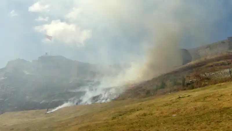 Kars Kalesi’ne Yakın Eteklerde Korkutan Anız Yangını: Bütün Detaylar Burada!