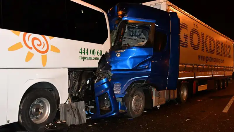 Tur Otobüsü Faciası: Tırla Çarpışma Sonucu 13 Kişi Yaralandı
