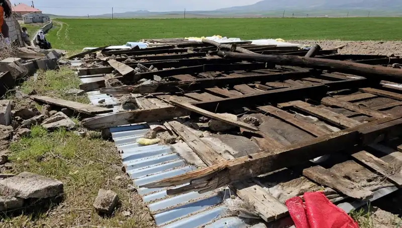 Bitlis'i Vuran Şiddetli Fırtına: Çatılar Uçtu ve Hayat Durdu