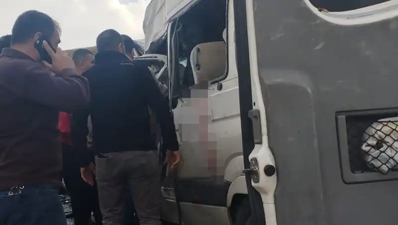 Van’da Minibüs ve Kamyonet Çarpışması: 6 Kişi Hayatını Kaybetti, 8 Yaralı Var