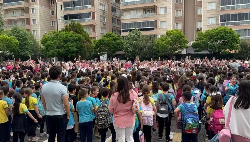 Öğrencilerden Anneleri Şaşkına Çeviren Duygusal Sürpriz