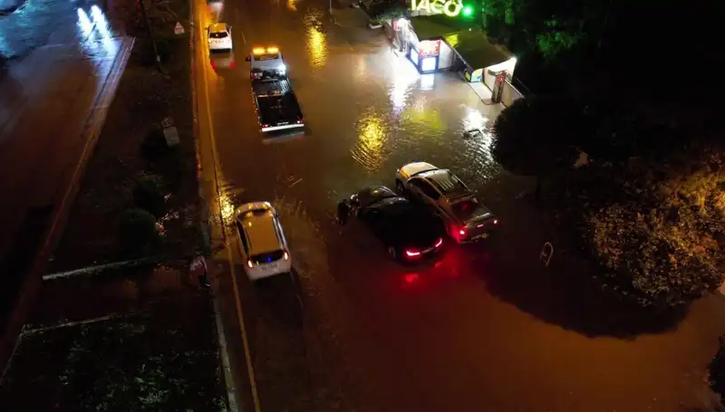 Adana'da Şiddetli Sağanak Yağış: Cadde ve Yollar Nehir Gibi Aktı
