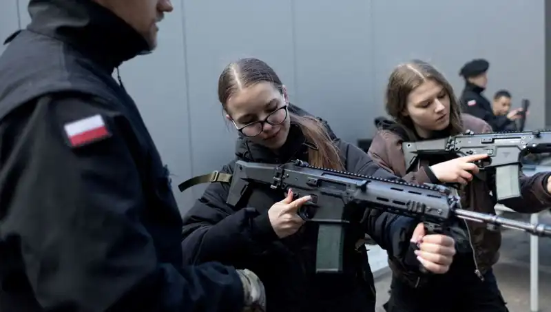 Polonya'da Savaş Hazırlıkları: Sivillere Askeri Eğitim Uygulamaları Başlıyor