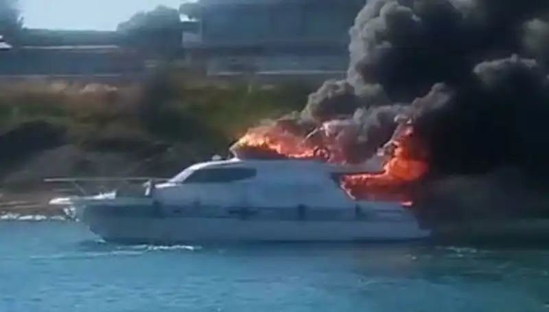 Çeşme Marinada Motoryat Yangını: Sebepler ve Sonuçları Neler?