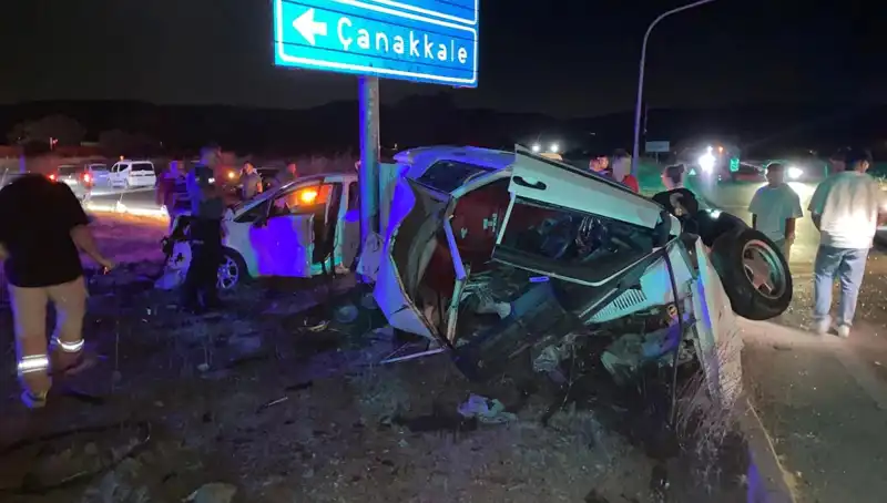 Çanakkale'de Trafik Kazası: İki Araç Çarpıştı, Yaralılar Hastaneye Kaldırıldı