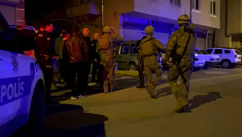 Mahallede Tüfekle Ateş Açan Şahıs Polis Gelince Kendini Eve Kilitledi