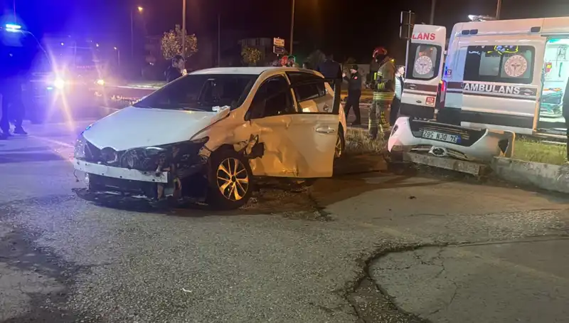 Pikap ve Otomobil Çarpıştı: Kaza Anının Dikkat Çeken Ayrıntıları
