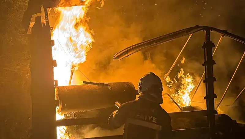 Tır Yangını Ağaçları Tehdit Etti: İki Farklı İtfaiye Ekibi Seferber Oldu