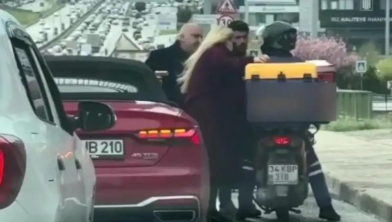 D-100 Karayolu'nda Gerilim Dolu Anlar: Motokuryeye Silah Çekildi