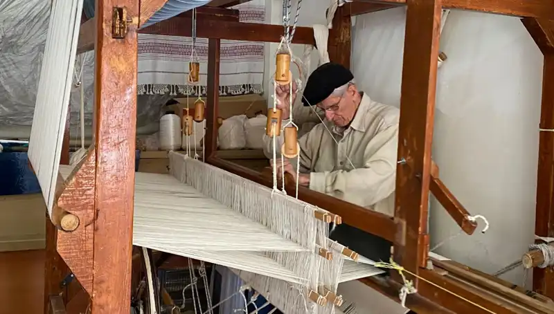 Türkiye’nin Usta İplikçisi: 62 Yıldır İpleri Sanata Dönüştürüyor