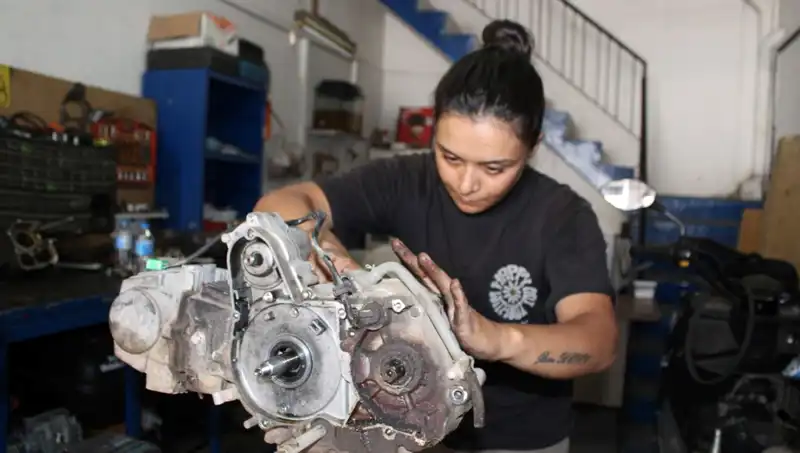 Eşi Çırak Bulamıyordu: 33 Yaşındaki Hayriye Motor Ustası Olmayı Tercih Etti