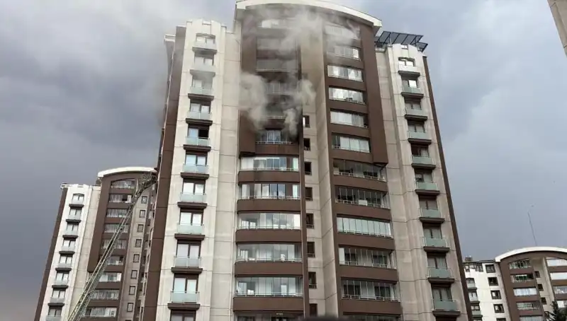 Ankara’da 14 Katlı Binada Yangın: Can Pazarı Yaşandı, Ziyaretçiler Terk Ediyor