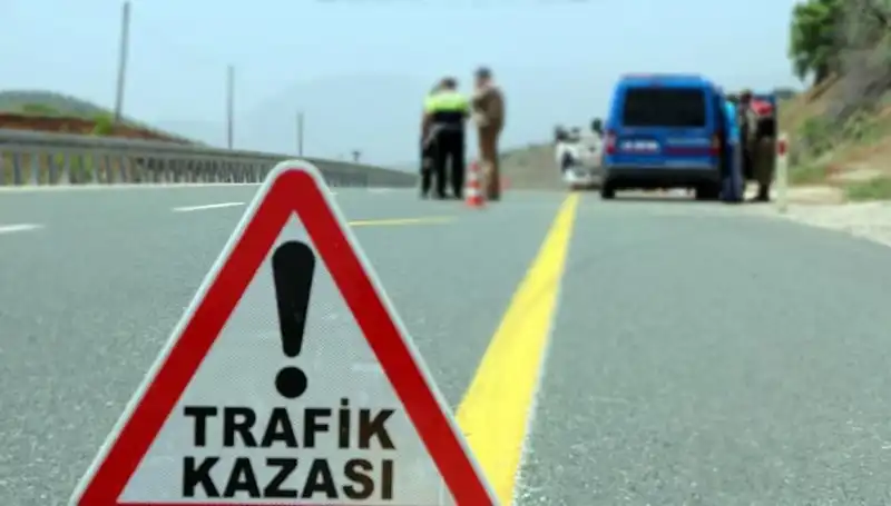 Ticari Araç ve Otomobil Çarpıştı: Kazada 5 Kişi Yaralandı