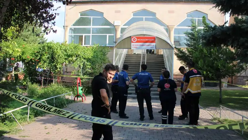 İntikam Alevleri: Husumetlisini Namaz Kılarken Boğazından Vurdu