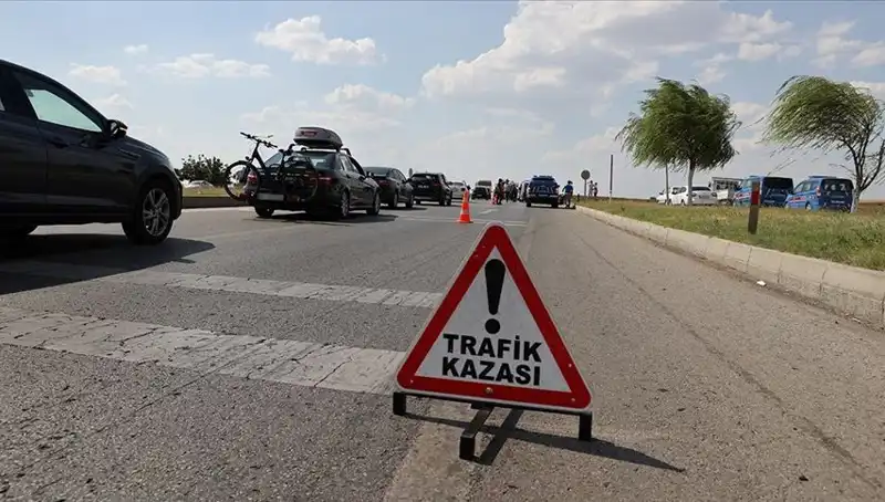 Adana'da Kamyon ile Otomobil Çarpıştı: Kaza Sonrası Hayatını Kaybeden ve Yaralı Var!