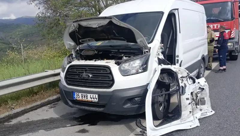 Aydın-İzmir Otoyolu'nda Meydana Gelen Feci Kaza: Yola Çöken Sıvı Tehlikesi