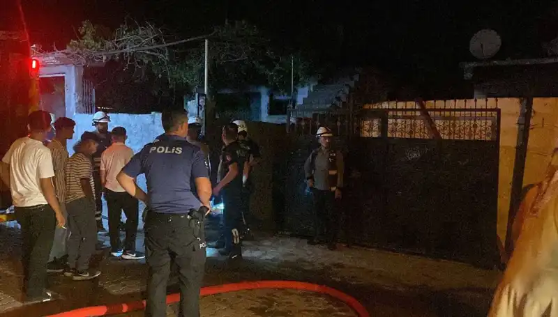 Ailesinin Evini Yakan Genç Linç Edilmek Üzereyken Polis Tarafından Kurtarıldı