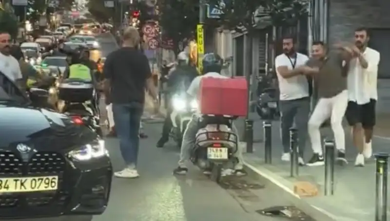 Nişantaşı'nda Yol Verme Kavgası: Sopayla Kadına Şiddet!