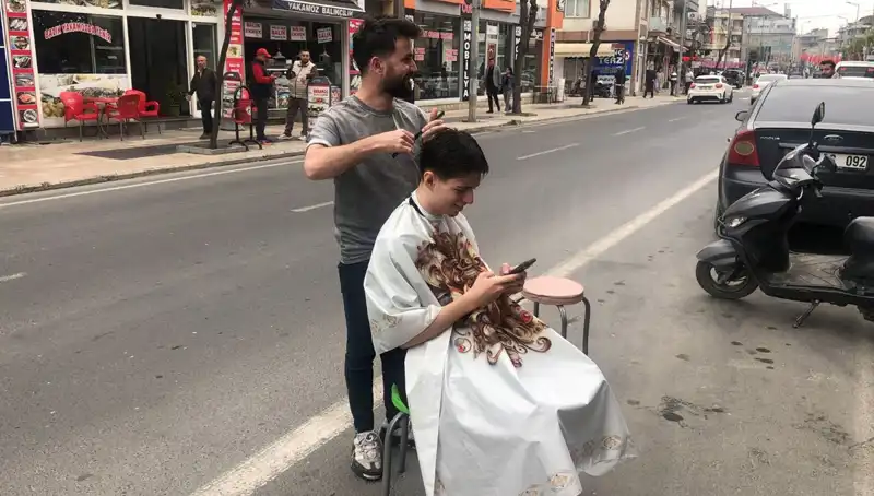 DepremAnında Yarım Kalan Tıraşını Sokakta Tamamladı!