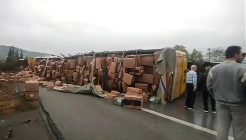 TEM Otoyolu’nda TIR Devrildi: Ankara Yönü Trafiğe Kapatıldı