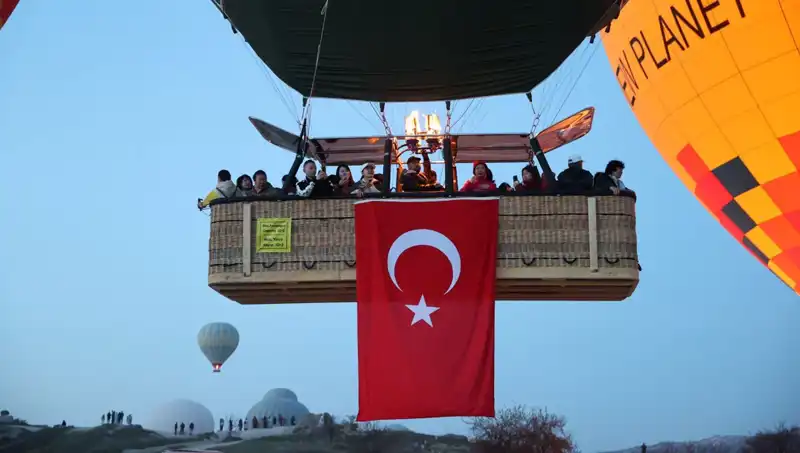 Kapadokya’da Renkli Balonlar 23 Nisan’da Türk Bayraklarıyla Gökyüzünü Şenlendirdi