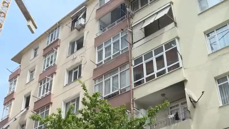 İstanbul'da Taşınmasız Olunmaz: Kolonları Patlayan 96 Dairelik Siteye Tahliye Edildi