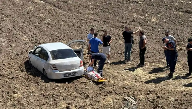 Osmaniye'de Kontrolden Çıkan Otomobil Tarlaya Uçtu: Üç Yaralı