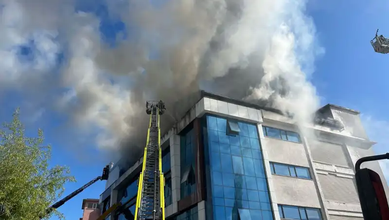 Esenyurt'ta Tekstil Atölyesinde Korkutan Yangın: Nedeni Henüz Belirsiz