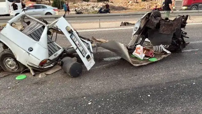 Bariyere Çarpan Araç, Feci Kaza Sonucu Hurdaya Döndü