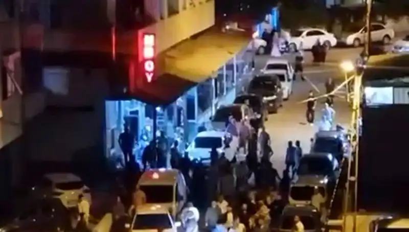 Düğün Çıkışı Olayı: Kalabalığa Daldı, Tüm Dikkatleri Üzerine Çekti