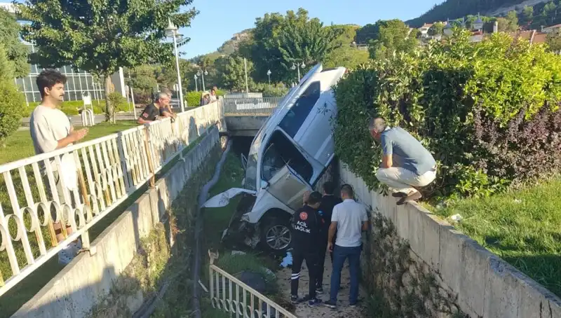 Muğla'da Direksiyon Hatırası: Çarpma Korkusu Kazayı getirdi!