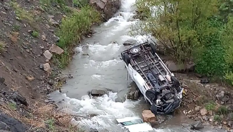 Hakkari'de Feci Kaza: İşçileri Taşıyan Minibüs Devrildi