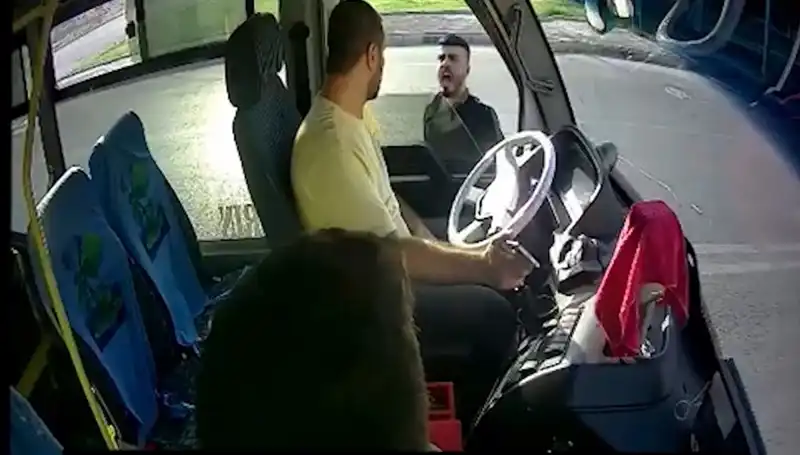 Antalya'da Otobüs Şoförünü Bıçaklayan Zanlı Yakalandı: Olayın Ayrıntıları Şok Edici
