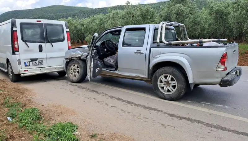 Bursa'da Minibüsle Kamyonet Çarpıştı: İki Kişi Yaralandı