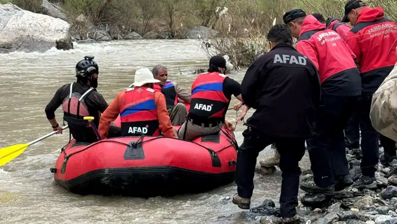Zap Suyu'nda Mahsur Kalan Dört Kişi Kurtarıldı, Detaylar Şok Edici!