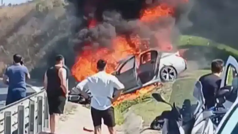 TEM Otoyolu'nda Feci Kaza: Alev Alev Yanan Araç Yol Kenarını Sarsıttı
