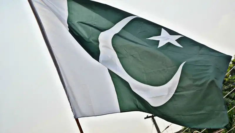 Pakistan'da Yıkılan Bina Faciasında Korunmasız Hayatlar Kayboluyor